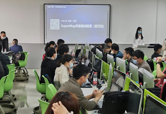 武漢大學GIS教學與應用創新中心與超圖軟件攜手舉辦開發者訓練營，推動教育行業軟件開發創新